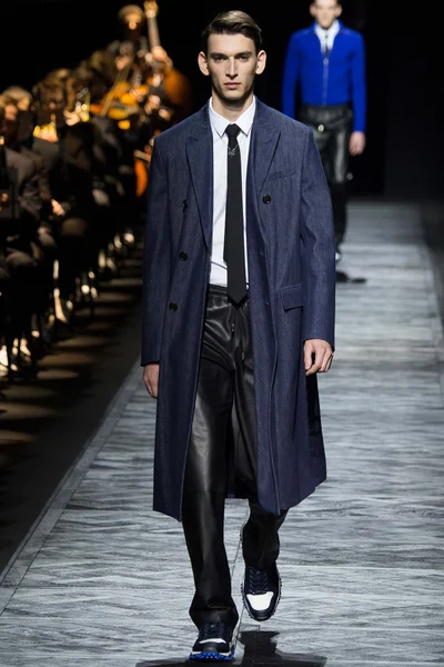 Look 15